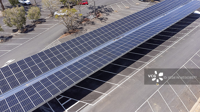 鸟瞰停车场内的太阳能电动汽车充电站图片素材