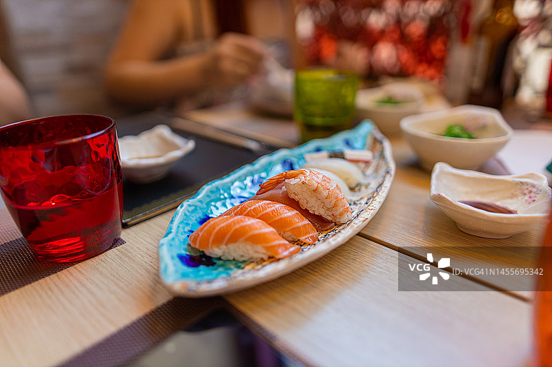 握寿司鲑鱼准备吃图片素材