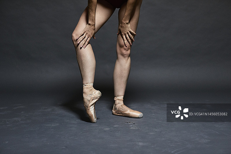 西班牙女芭蕾舞演员的工作室肖像。图片素材