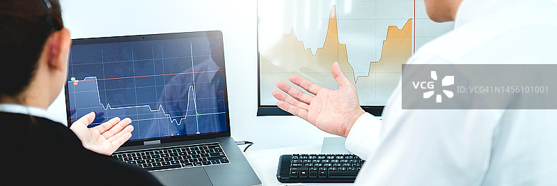 业务团队投资企业家交易讨论和分析图表股票市场交易，股票图表概念股票图片素材
