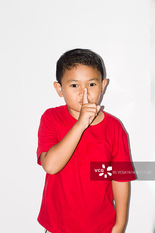 肖像亚洲男孩穿着休闲衬衫在孤立的白色背景图片素材