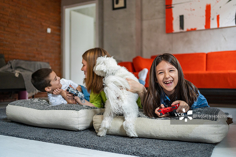 幸福的家庭在家里的客厅玩电子游戏图片素材