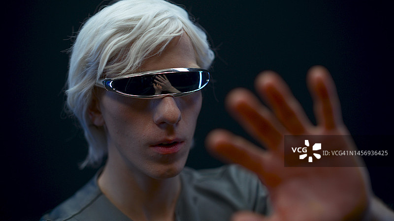 考虑到VR技术，涉及男性触摸。用户探索元宇宙图片素材