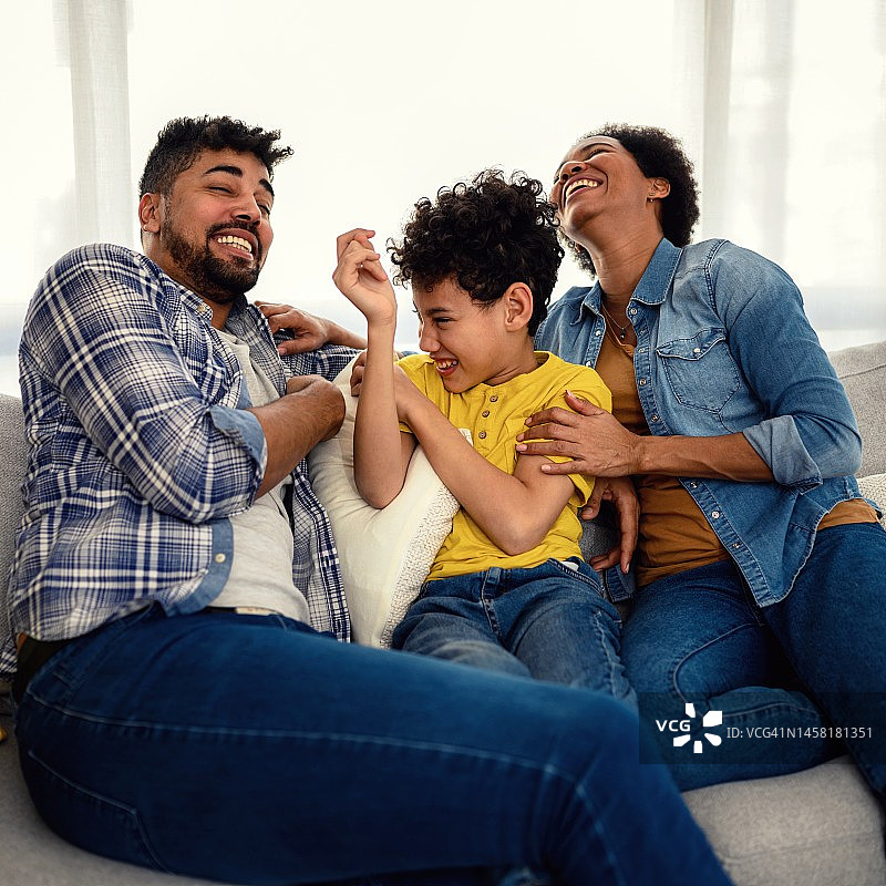 幸福的黑人家庭。图片素材