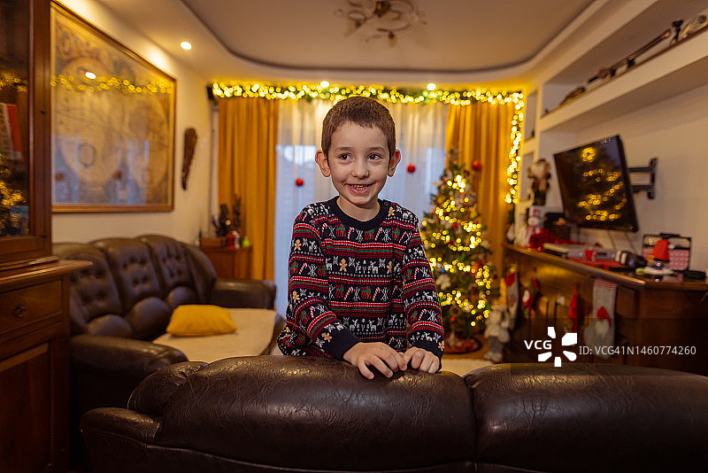 一个快乐男孩的圣诞肖像图片素材