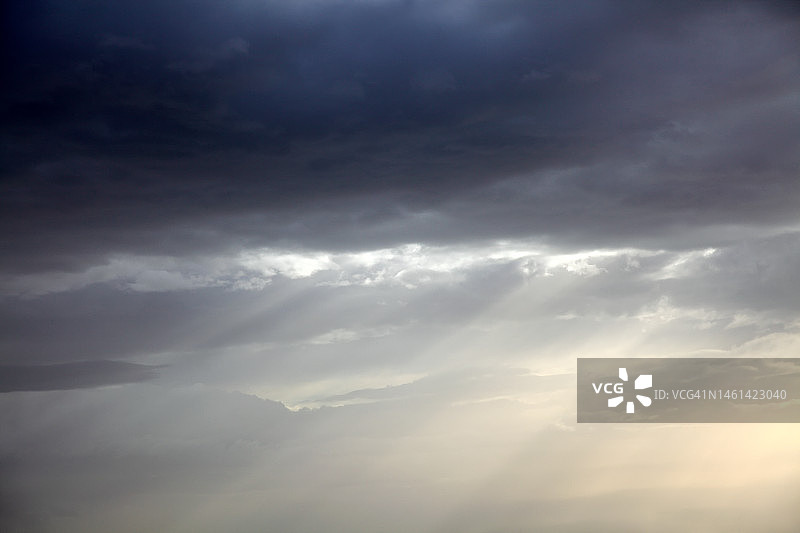 幽灵般的风暴云和阳光背景图片素材