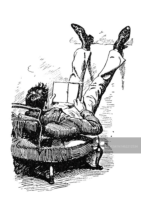 男人把脚搁在墙上，躺在沙发上看书图片素材