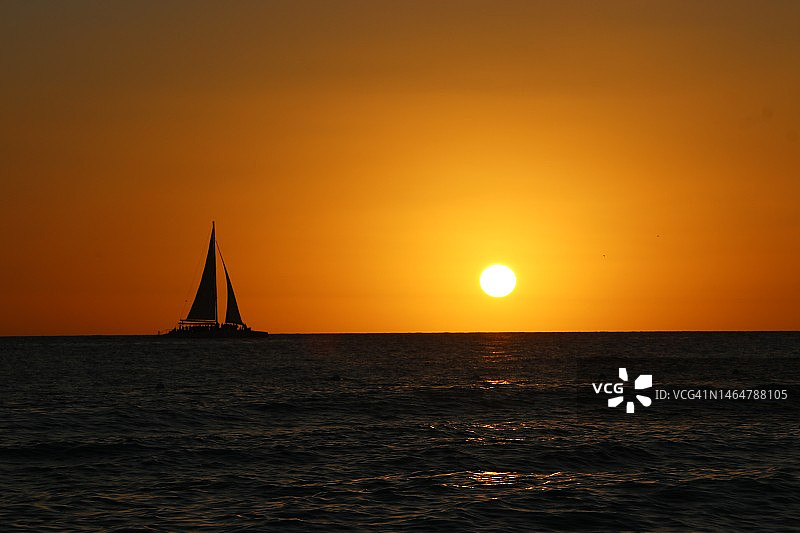 帆船的剪影在海上与橙色的天空图片素材