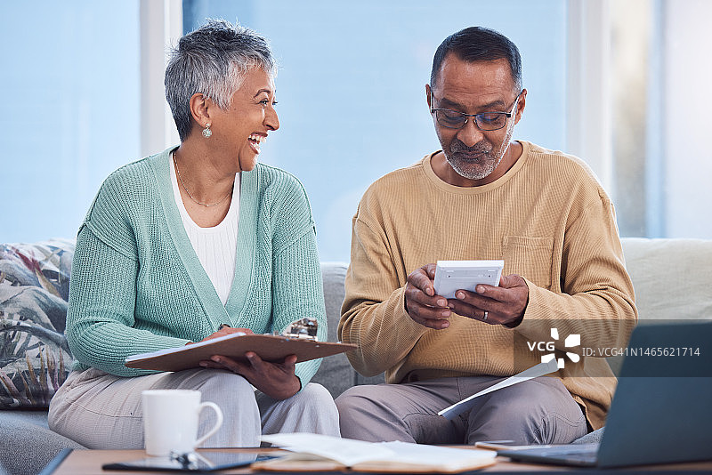 预算、计划和老夫妻坐在沙发上一起在家里偿还债务、抵押贷款或账单。快乐的老人与笔记本电脑，计算器和清单，计划退休，养老金和储蓄。图片素材