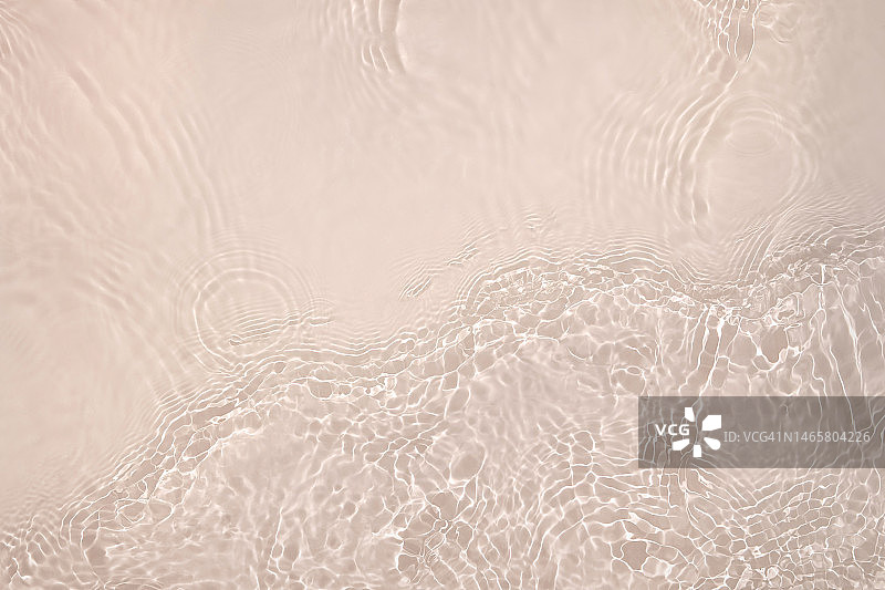 淡粉彩奶油粉，灰米色透明透明的水面纹理与涟漪，飞溅和波浪在阳光下图片素材