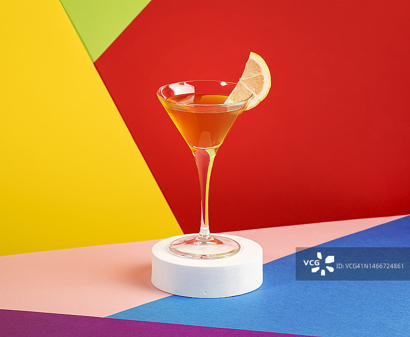 黄鸟酒精鸡尾酒与白朗姆酒，白酒和酸橙汁在马提尼杯图片素材