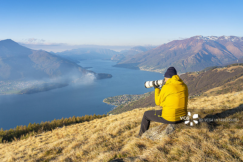 摄影师在意大利科莫湖上拍照。图片素材