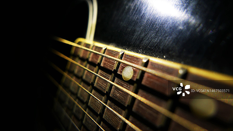 音乐工作室:原声吉他脖子。吉他手臂特写镜头。吉他弦图片素材