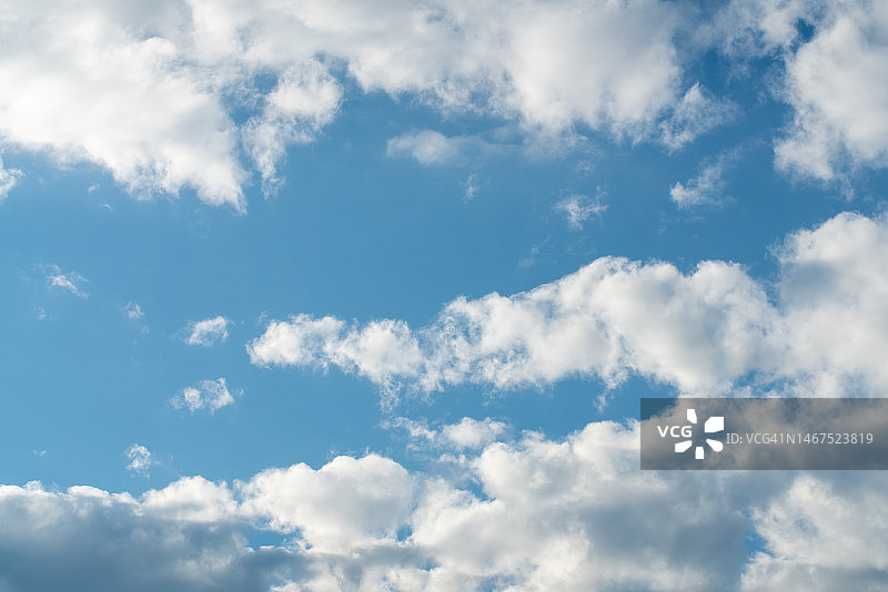 白云蓝天为背景图片素材