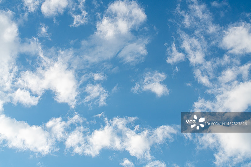 白云蓝天为背景图片素材