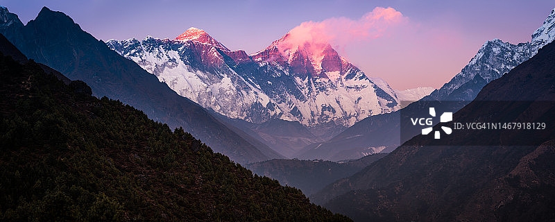 珠穆朗玛峰峰顶日落洛子云昆布山谷全景喜马拉雅山图片素材