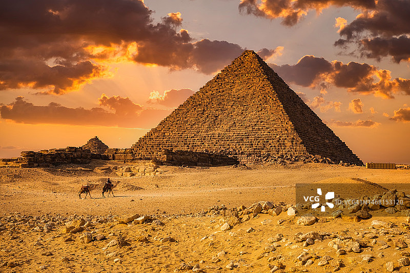 吉萨金字塔建筑群的日落视图。开罗,埃及图片素材