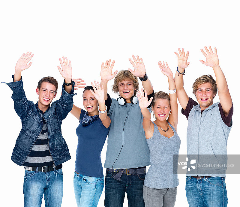 快乐的年轻男女举起手臂图片素材