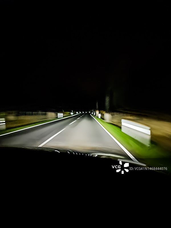 夜晚，从行驶在乡村道路上的汽车上看到的景象图片素材