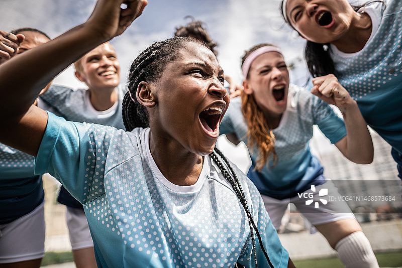 快乐的女子足球队在庆祝图片素材