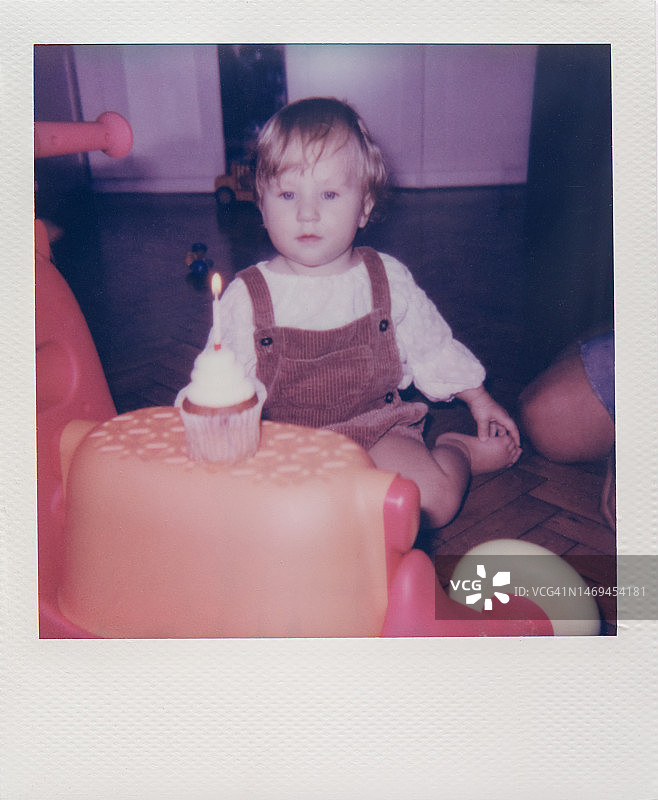 一个可爱的小女孩庆祝她的第一个生日的即时照片图片素材