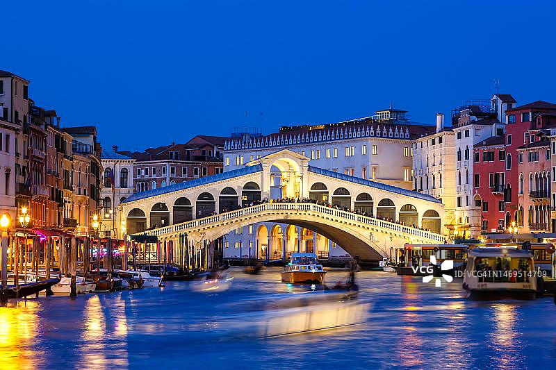 里亚托桥里亚托桥上的运河与贡多拉度假旅游城市的夜晚在威尼斯，意大利图片素材