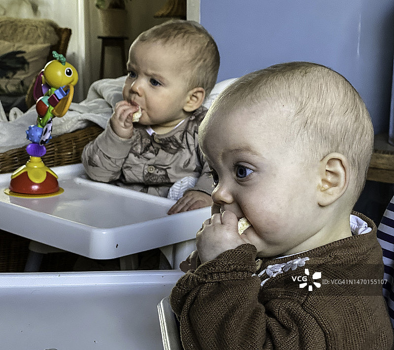 吃双胞胎宝宝图片素材