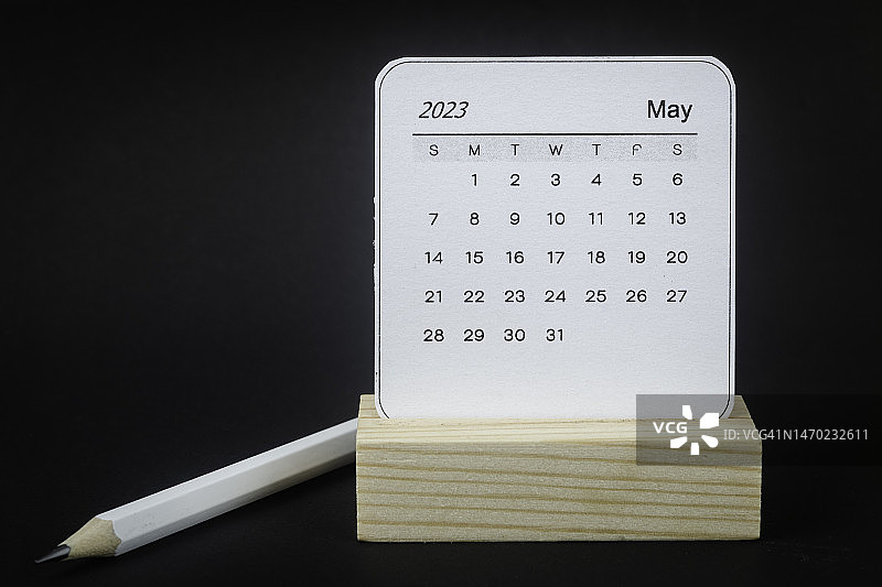 日历桌2023:五月是组织者用白色铅笔配黑色背景来计划和截止日期的月份。图片素材