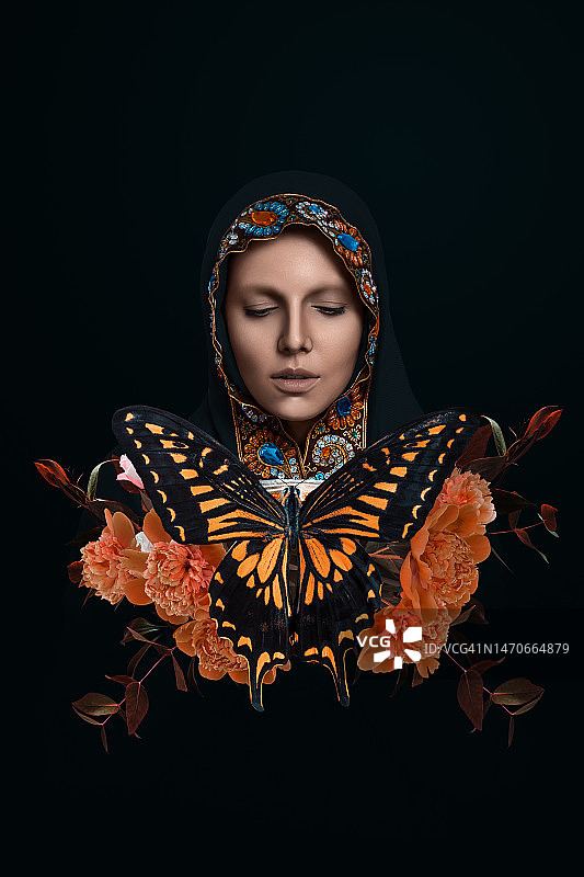 超现实的黑色肖像的女人与蝴蝶和鲜花图片素材