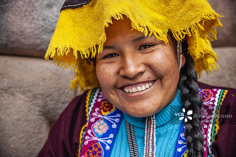 秘鲁妇女在印加遗址出售纪念品的肖像，皮萨克，圣谷，秘鲁图片素材