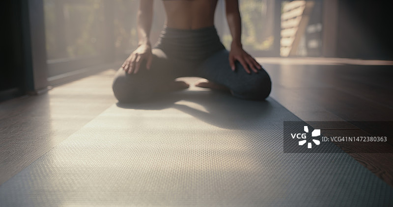 瑜伽，健身，和一个女人跪在一个垫子上的模型，在工作室进行心理健康或健康锻炼。普拉提，冥想和平衡与女性瑜伽士训练内心的平静或意识图片素材