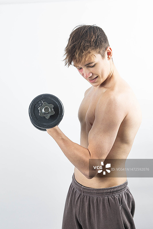 一个赤裸上身的17岁肌肉男孩，伦敦，英国图片素材