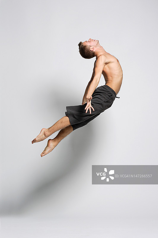 一个优雅地跳跃的男舞者的肖像图片素材