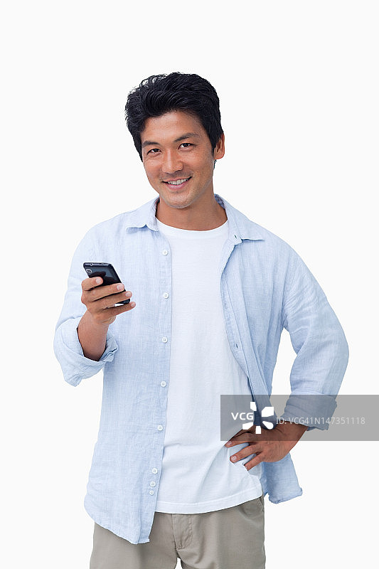 微笑的男性和他的手机图片素材