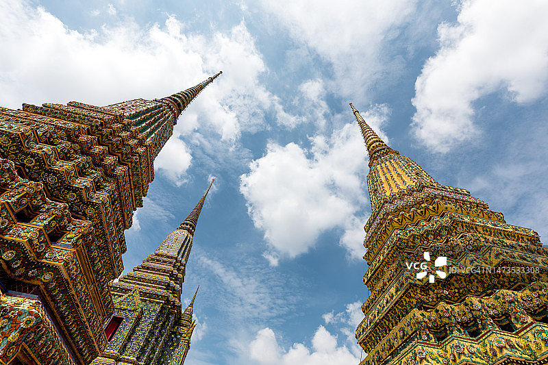 在一个阳光灿烂的日子里，曼谷卧佛寺的古塔或Chedi，泰国文化。图片素材