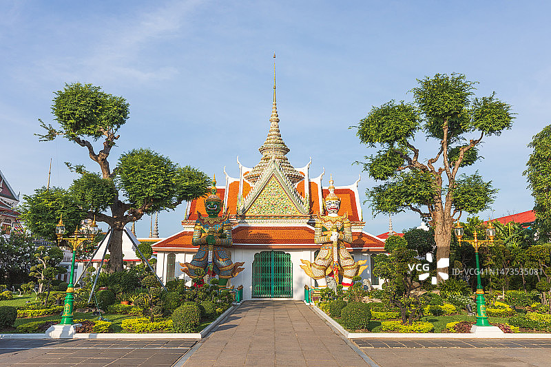 在一个阳光明媚的日子里，曼谷的Wat Arun(黎明寺)图片素材