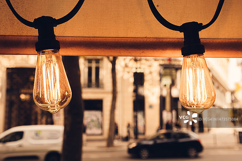 在历史街区的巴黎咖啡馆的卤素灯泡特写图片素材