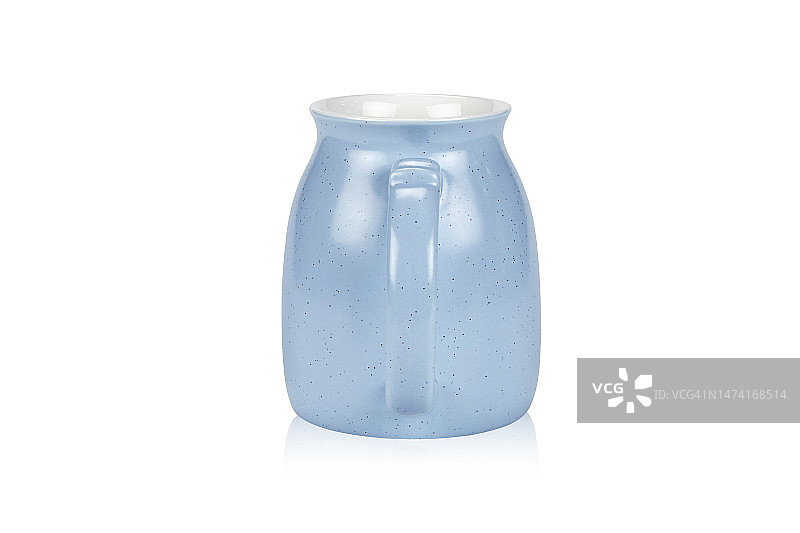 浅蓝色陶瓷杯隔离在白色背景与裁剪路径。图片素材
