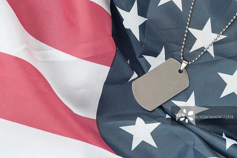 银色军事珠与狗标签上的美国织物国旗，罗马尼亚图片素材