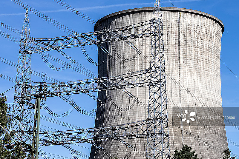 核电站冷却塔和电力塔图片素材