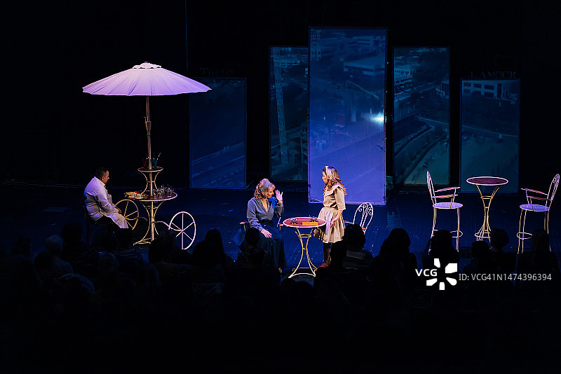 剧院舞台的正面视图，一小群演员正在观众面前表演戏剧图片素材