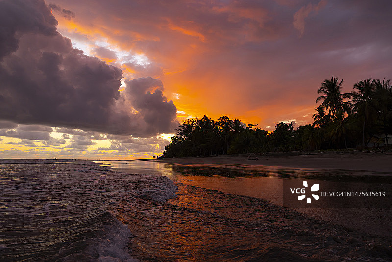 哥斯达黎加海滩上壮观的日落。图片素材