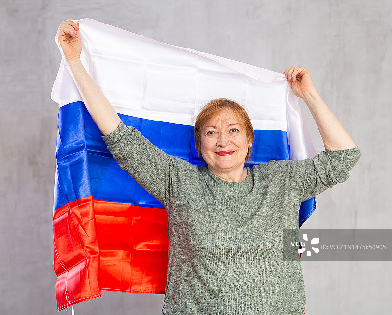 快乐的高级妇女自信地站在俄罗斯国旗图片素材