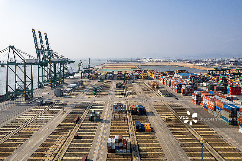 集装箱堆放在国际货运港图片素材