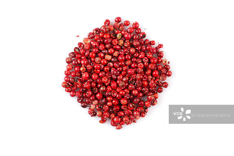 白色背景上分离的红胡椒籽图片素材