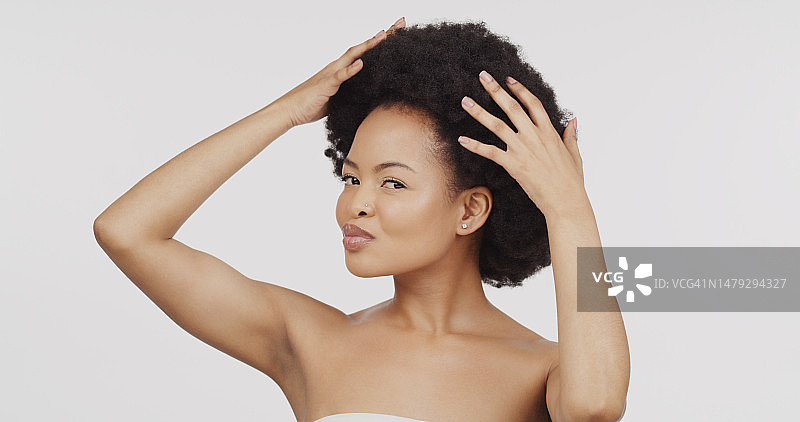 肖像，脸和头发与一个模型黑人妇女在工作室在灰色背景上的头发护理。美丽，发型和爆炸与一个有吸引力的年轻女性摆姿势，以促进自然或角蛋白治疗图片素材