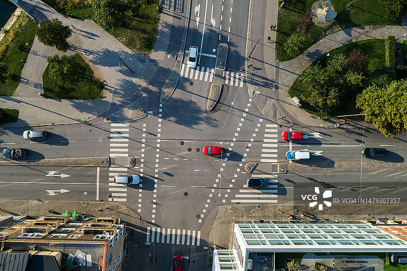 大城市十字路口的鸟瞰图。图片素材