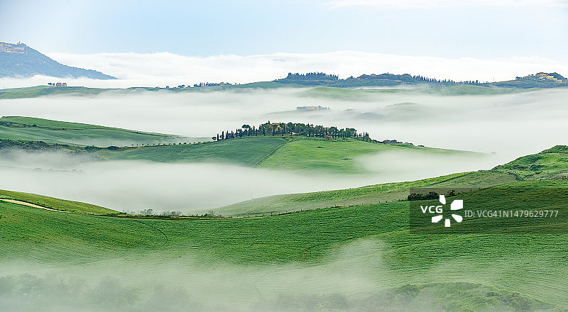 日出时托斯卡纳的雾蒙蒙的风景-瓦尔德奥尔西亚，意大利图片素材
