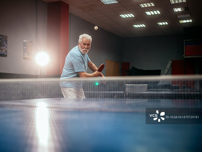 老男人在大厅里打乒乓球图片素材