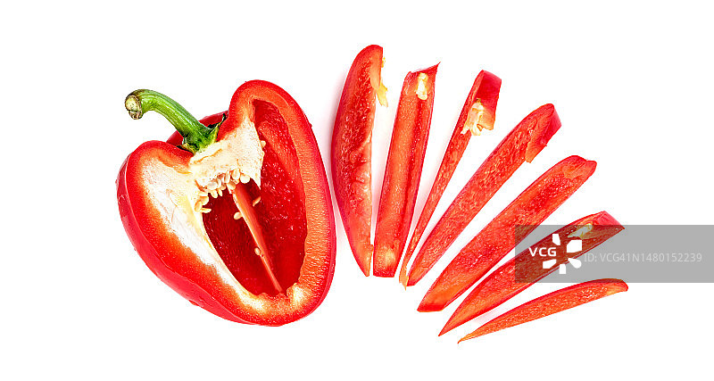 白色背景上分离的红色切碎甜甜椒，产于罗马尼亚克拉约瓦图片素材